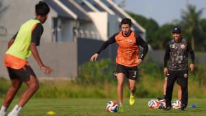 GEMBLENG-LATIHAN-Sejumlah-pemain-Persija-Jakarta-tengah-berlatih-di-bawah-komando-pelatih-Mauricio.jpg