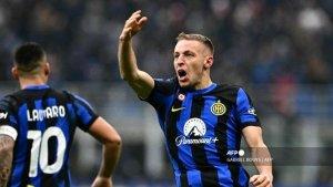 Gelandang-Inter-Milan-Italia-Davide-Frattesi-merayakan-setelah-mencetak-gol-kedua-timnya.jpg