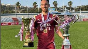 Gelandang-tengah-asal-Liga-Malta-Lucas-Baretto-berpose-dengan-membawa-piala.jpg