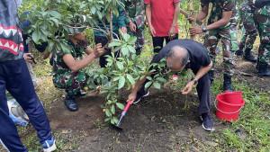 Gubernur-Bali-Wayan-Koster-menanam-bibit-pohon-jenis-sawo-589.jpg