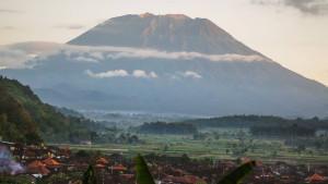 Gunung-Agung-Puncak-Pujawali-di-Pura-Pasar-Agung-Bali-Pendakian-ke-Gunung-Agung.jpg