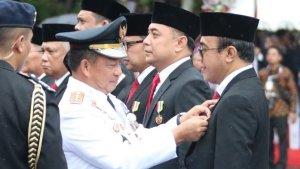 I-Gusti-Ngurah-Jaya-Negara-saat-menerima-Penganugrahan-Tanda-Kehormatan-Satyalancana.jpg