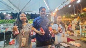 I-Putu-Pandu-Setiawan-tengah-menunjukkan-wine-non-alkohol.jpg