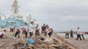 I-Wayan-Adi-Arnawa-saat-memimpin-pelaksanaan-kegiatan-bersih-bersih-di-Pantai-Jerman.jpg