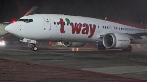 Inaugural-flight-Sichuan-Airlines-dan-Tway-Air-saat-mendarat-perdana.jpg