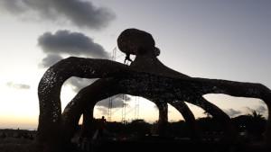 Instalasi-Giant-Octopus-karya-seniman-Ketut-Putrayasa-di-Pantai-Berawa-1.jpg