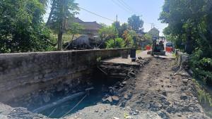 JALAN-JEBOL-Alat-berat-sudah-ada-di-jalan-jebol-di-Banjar-Dauh-Labak-Desa-Singakerta.jpg