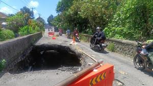 JALAN-JEBOL-Kondisi-jalan-jebol-di-Desa-Singakerta-Kecamatan-Ubud.jpg