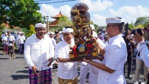 JUARA-PORPROV-Bupati-Wayan-Adi-Arnawa-didampingi-Sekda-Surya-Suamba.jpg