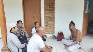 Jajaran-Polsek-Nusa-Penida-saat-meminta-klarfikasi-kepada-Ida-Rsi-Bujangga.jpg