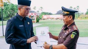 Jaksa-Pengacara-Kejari-Badung-menyerahkan-Putusan-Banding.jpg