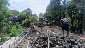 Jalan-Jebol-di-Singakerta-Bali-Dinas-PUPR-Gianyar-Target-Galungan-Bisa-Dilalui-Motor.jpg