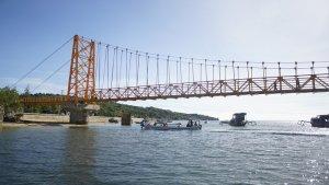 Jembatan-Kuning-yang-menghubungkan-Pulau-Lembongan-dan-Ceningan1.jpg