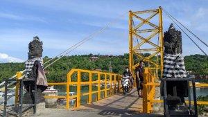 Jembatan-kuning-yang-menghubungkan-Pulau-Lembongan-dan-Ceningan-saat-ini.jpg