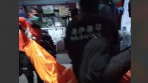 Jenazah-Endang-di-dalam-kantong-jenazah-saat-dievakuasi-dari-TKP-di-kamar-kos.jpg