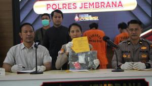 KASUS-NARKOBA-Kapolres-Jembrana-AKBP-Kadek-Citra-Dewi-Suparwati-tunjukkan-barbuk-narkoba.jpg
