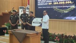 KEMBALIKAN-UANG-Kejari-Badung-saat-mengembalikan-uang-kerugian.jpg