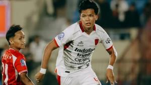 KUASAI-BOLA-Bek-muda-Bali-United-Kadek-Arel-Priyatna-berusaha-menguasai-bola.jpg