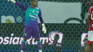 KUASAI-BOLA-Kiper-Persib-Bandung-Teja-Paku-Alam-saat-bertanding-melawan-Bali-United.jpg