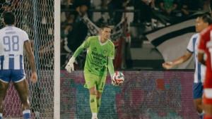 KUASAI-BOLA-Penjaga-gawang-Mike-Hauptmeijer-saat-membela-Bali-United.jpg