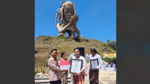 Kadis-Pariwisata-Klungkung-Ni-Made-Sulistiawati-saat-menerima-sertikat-rekor.jpg