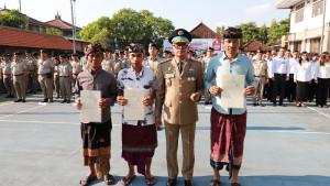 Kakanwil-BPN-Bali-I-Made-Daging-berfoto-bersama-tiga-orang.jpg