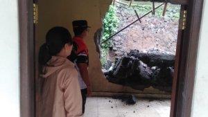 Kamar-Gede-Dana-Jebol-Setelah-Dihantam-Longsoran-Senderan.jpg