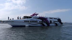 Kapal-cepat-Express-Bahari-saat-sandar-perdana-di-Pelabuhan-Sira-Angen-Serangan-Denpasar.jpg