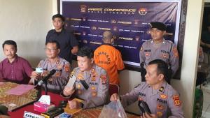 Kapolres-Tabanan-tengah-saat-merilis-kasus-pemulung-yang-mencuri-HP-58.jpg