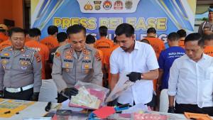 Kapolres-dan-Kasat-Reskrim-Polres-Buleleng-menunjukkan-barang-bukti-12.jpg
