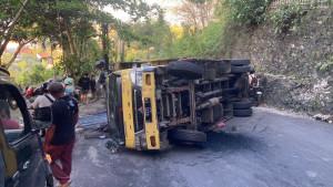 Kecelakaan-Tunggal-Truk-Terguling-di-Badung-Bali-Diduga-Tak-Kuat-Menanjak.jpg