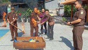 Kejaksaan-Negeri-Kejari-memusnahkan-barang-bukti-yang-sudah-berkekuatan-hukum-Selasa-2692023.jpg