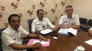 Kepala-Badan-Keuangan-Daerah-I-Waya-Kotio-saat-ditemui-bersama-didampingi-oleh-pejabat-Bakeuda.jpg