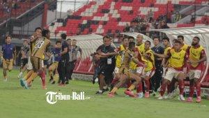 Keributan-Ricky-Kambuaya-di-bench-Bali-United.jpg