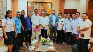 Ketua-BMPS-Bali-Ngurah-Gede-Ambara-Putra-SH-tengah-pertemuan-dengan-sekolah-swasta.jpg