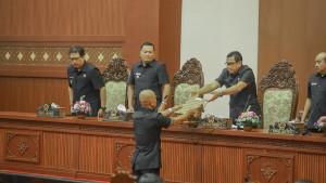 Ketua-Bapemperda-DPRD-Gianyar-I-Nyoman-Alit-Sutarya-menyerahkan-Ranperda.jpg