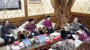 Ketua-DPRD-Badung-saat-menerima-audiensi-Kemenag-RI-di-ruang-kerjanya-Rabu-24-April-2024.jpg