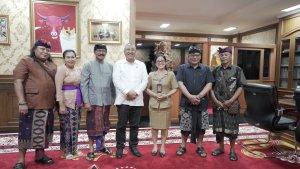 Ketua-DPRD-Badung-saat-menerima-audiensi-Widya-Sabha-Badung-pada-Senin-20-November-2023.jpg