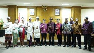 Ketua-Komisi-I-Made-Ponda-Wirawan-saat-memimpin-rapat-terkait-pemalsuan-dokumen.jpg