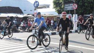 Ketum-Demokrat-Agus-Harimurti-Yudhoyono-AHY-berolahraga-bersepeda-dengan-Presiden-Jokowi.jpg