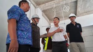 Klungkung-Made-Satria-dan-Wabup-Tjokorda-Gde-Surya-Putra-saat-meninjau-pengerjaan.jpg