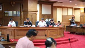 Komisi-I-DPRD-Badung-saat-menggelar-rapat-dengan-sejumlah-OPD-pad-Kamis-6-November-2025.jpg