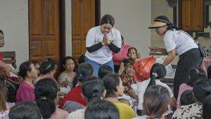 Komunitas-GP-Bali-saat-membagikan-ratusan-paket-sembako-di-Kabupaten-Jembrana.jpg