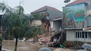 Kondisi-bangunan-ambruk-terseret-air-Tukad-Badung-yang-meluap-pasca-banjir-45.jpg