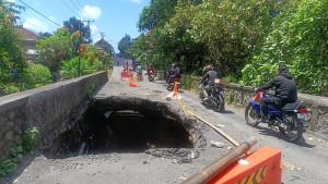 Kondisi-jalan-jebol-di-Desa-Singakerta-Kecamatan-Ubud.jpg