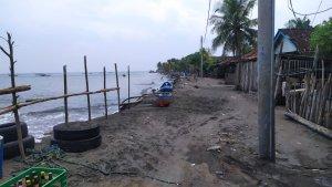 Kondisi-pesisir-Pantai-Pebuahan-di-Desa-Banyubiru-Jembrana-yang-digempur-abrasi.jpg