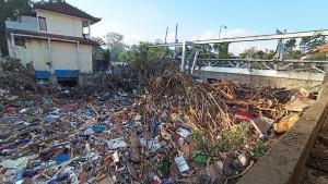 Kondisi-sungai-di-Pemecutan-Kaja-yang-tertutup-sampah-pasca-banjir.jpg