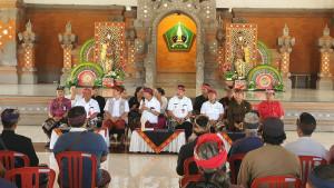 Koster-beri-bantuan-di-gedung-mario-wsr.jpg
