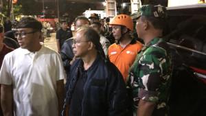 Koster-didampingi-Danrem-163Wirasatya-saat-memberikan-keterangan-usai-proses-evakuasi.jpg