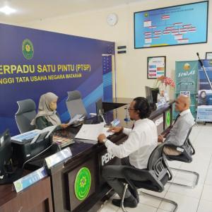 Kuasa-Hukum-GA-dan-WA-saat-lapor-kehadiran-di-bagian-PTSP-PT-TUN-Mataram-Rabu-8-Oktober-2025.jpg